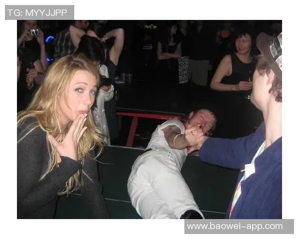 女友现场观战克莱表现失常末节未上场仅得8分失误2次令人失望