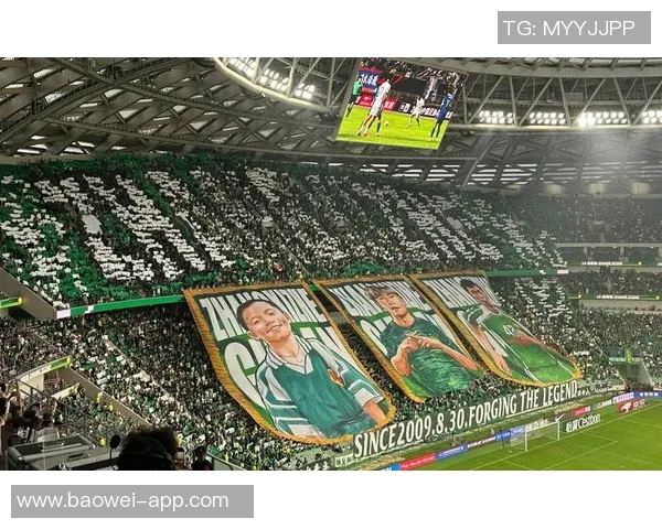 巴黎圣日耳曼主场TIFO致敬十年前巴黎恐袭遇难者的深情纪念