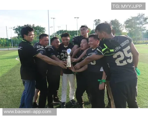 快船全队团建活动共赏橄榄球比赛并拍摄合影留念欢乐时光