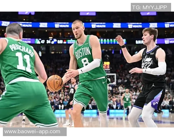 波尔津吉斯赛后与豪泽塔图姆怀特亲切交流回忆夺冠时光 波尔津吉斯赛后与豪泽塔图姆怀特亲切交流回忆夺冠时光